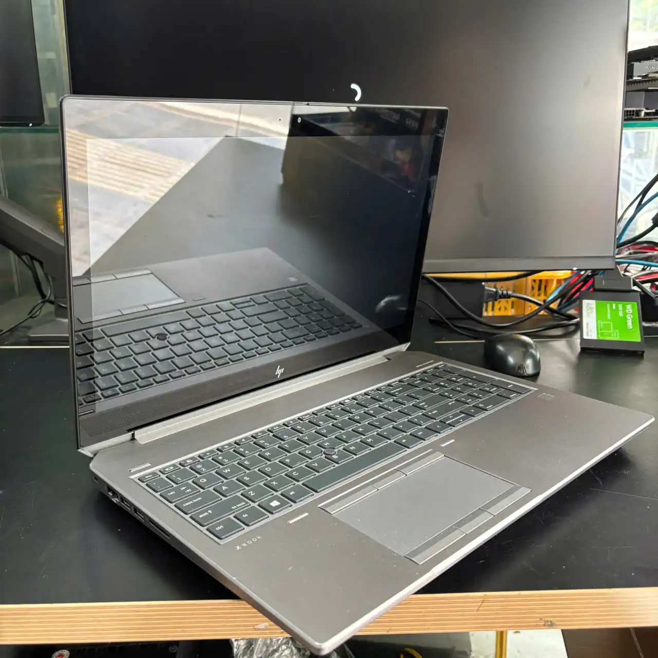 Máy trạm Laptop Cũ Giá Rẻ HP ZBook 15 G6 | i7-9850H | RAM 16GB | SSD 256GB | Quadro RTX 3000 6GB | 15.6" FHD 3