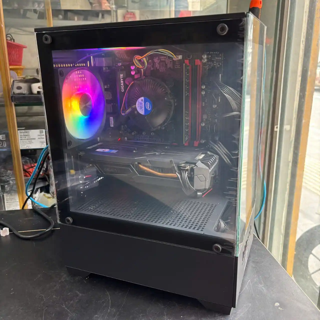 Gigbyte b250m gamming  I5 7400 Ram 16gb  Ssd 250 Hdd 500 Vga gigabyte 1050 2gb Antom pf650w Aqua ex-32b