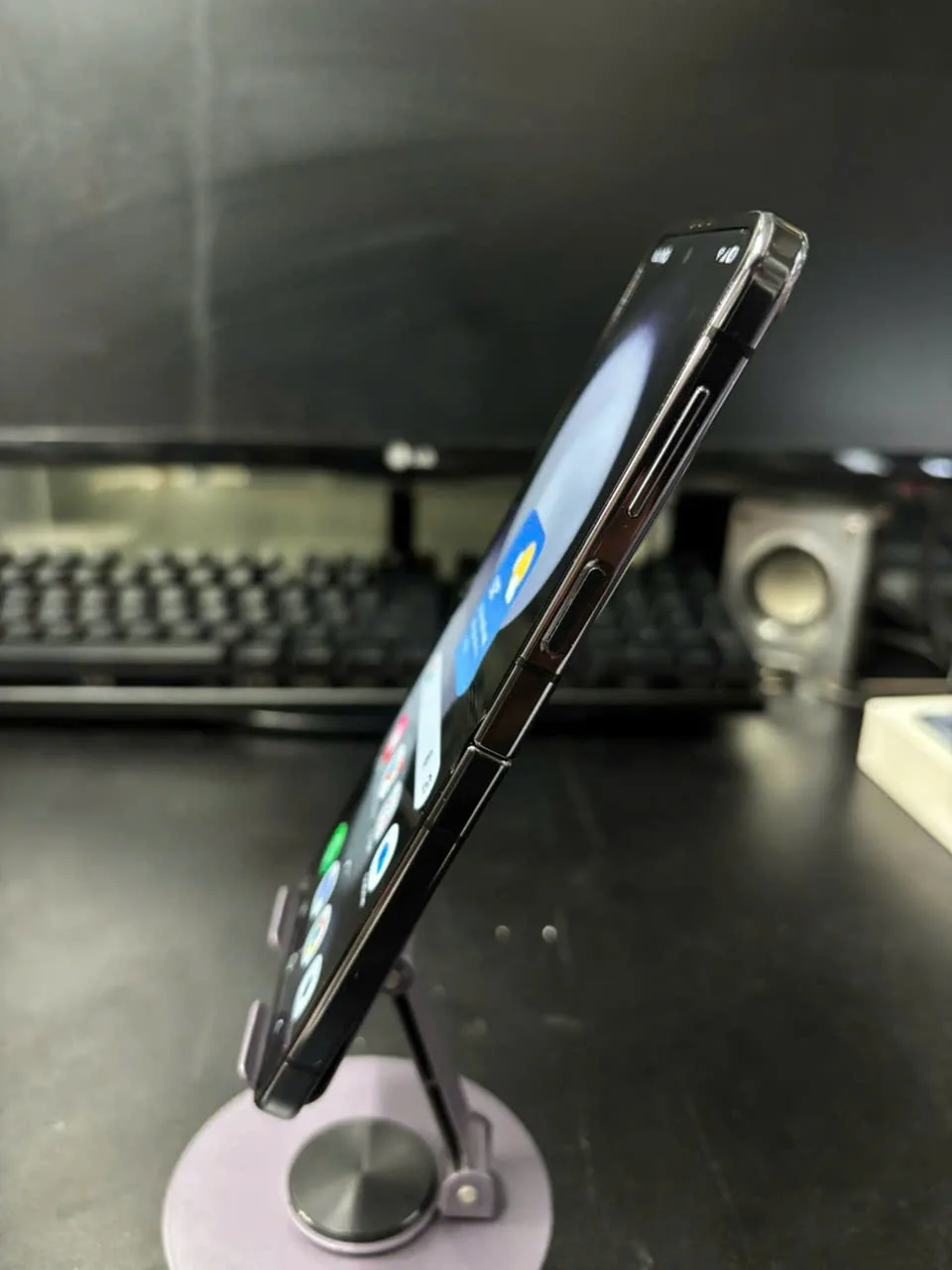 Samsung Galaxy Z Flip5 | RAM 8GB | 256GB | Full Box | Ngoại Hình Đẹp 4