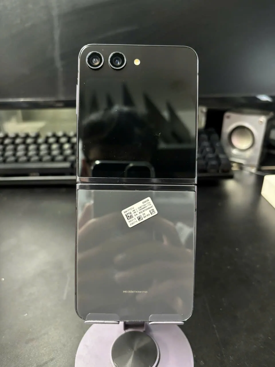 Samsung Galaxy Z Flip5 | RAM 8GB | 256GB | Full Box | Ngoại Hình Đẹp 2