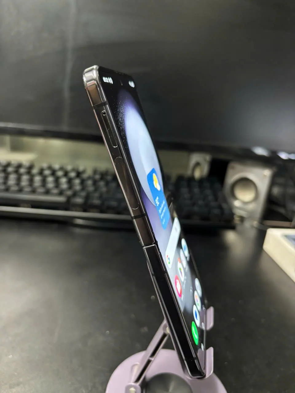 Samsung Galaxy Z Flip5 | RAM 8GB | 256GB | Full Box | Ngoại Hình Đẹp 3
